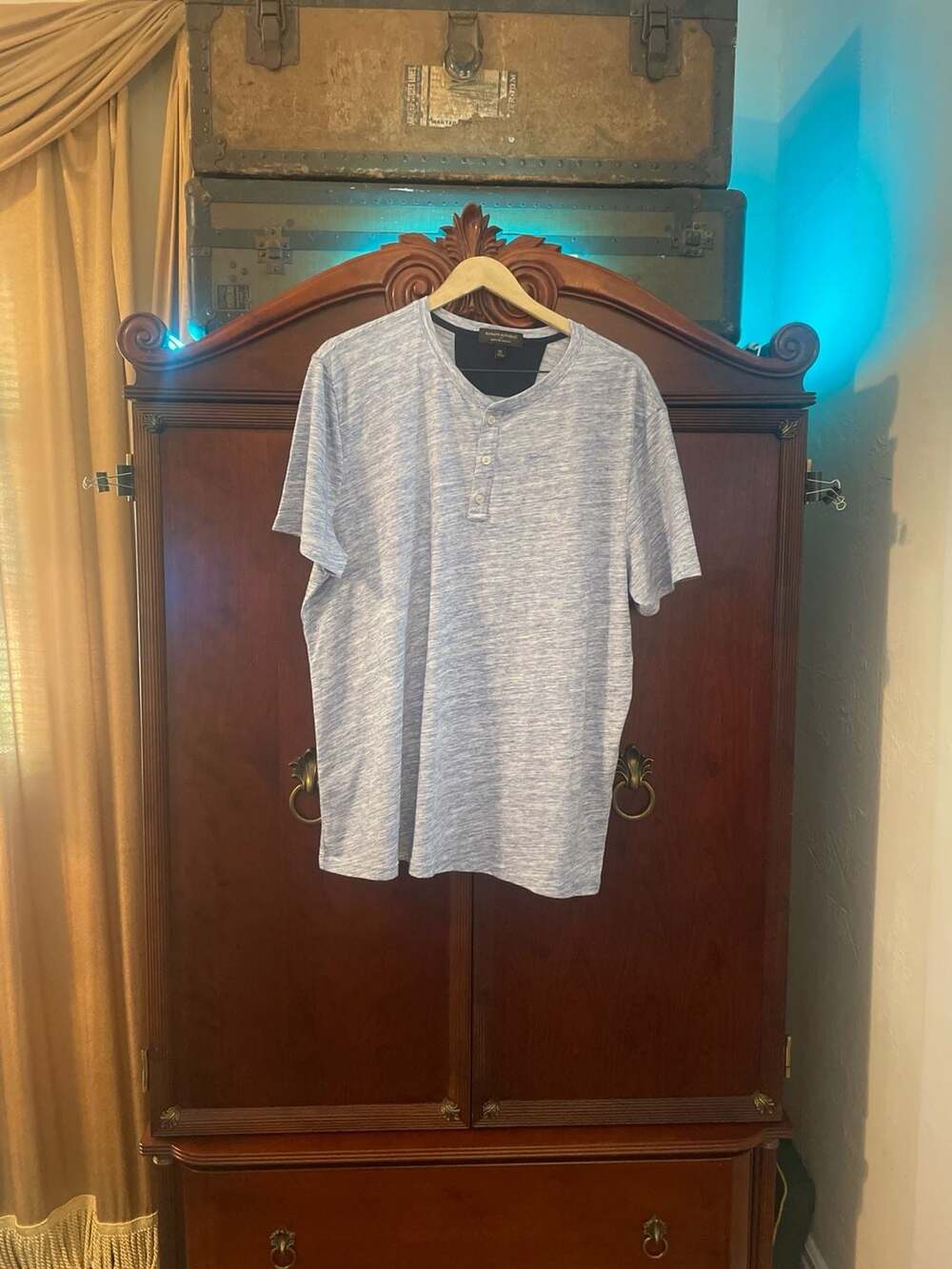 Banana Republic Men's XL Moisture Wicking Short Sleeve Henley Shirt Blue Heather